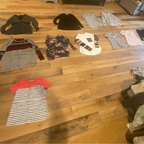 Maternity Haul - Size Medium - 34 items included || pants, dresses, tops, swim - Picture 3 of 16